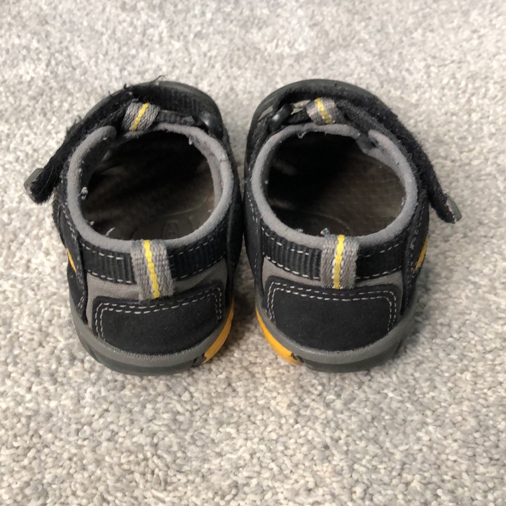 Keen size 5 toddler shoes - Picture 3 of 6